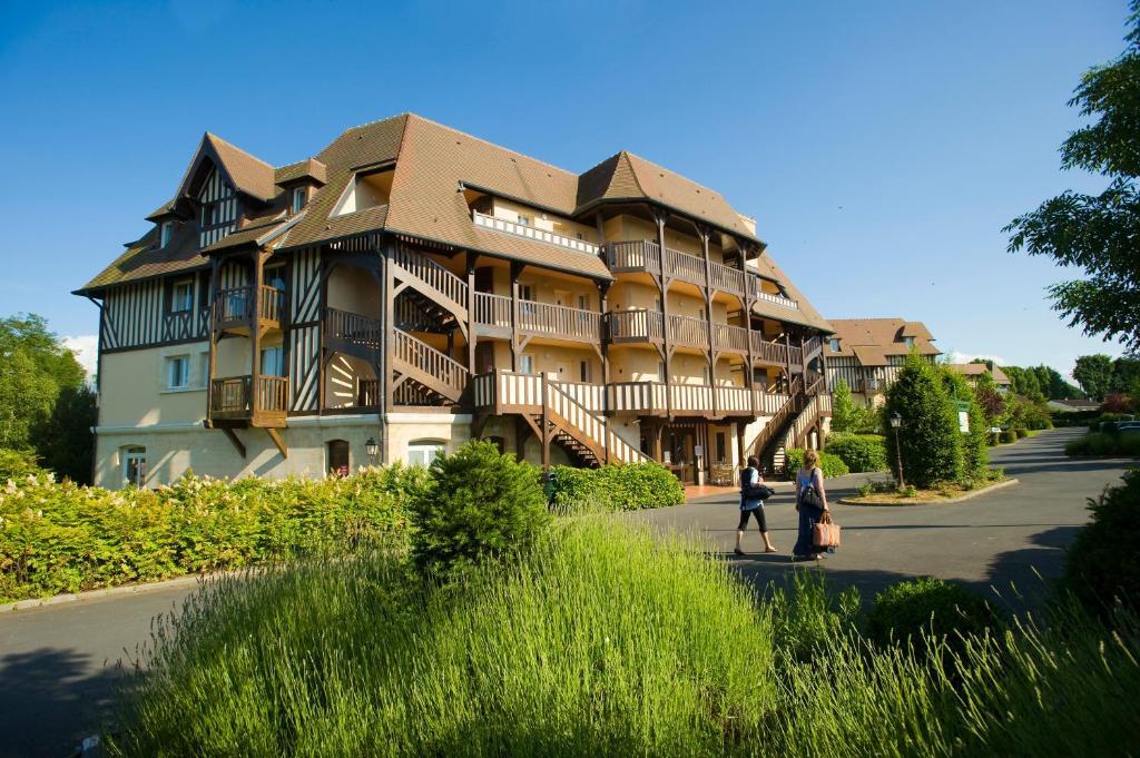 Pierre & Vacances La Residence Du Golf Deauville Bagian luar foto