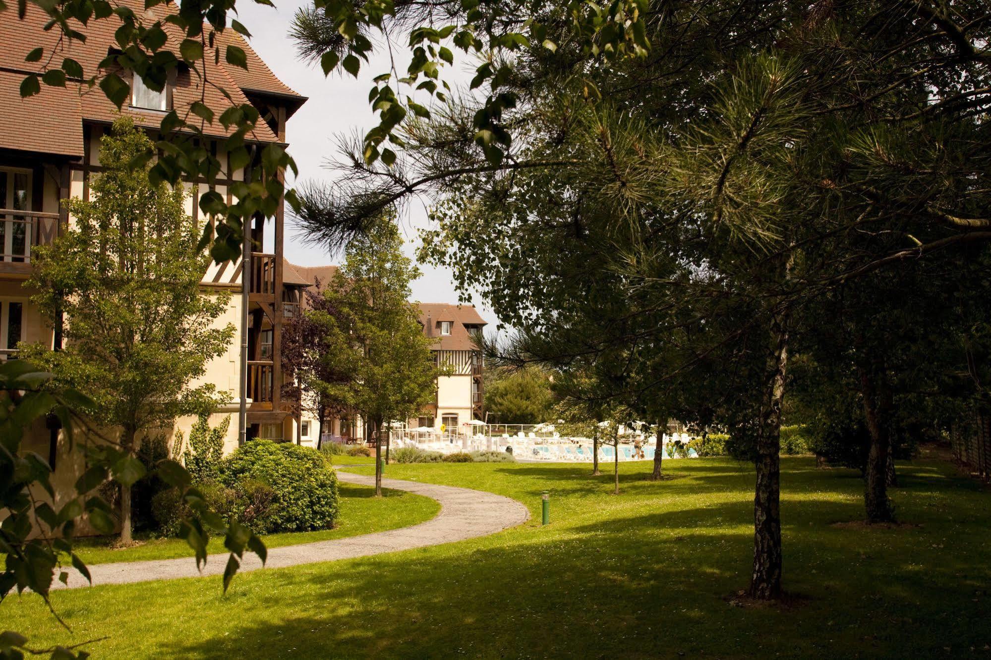 Pierre & Vacances La Residence Du Golf Deauville Bagian luar foto