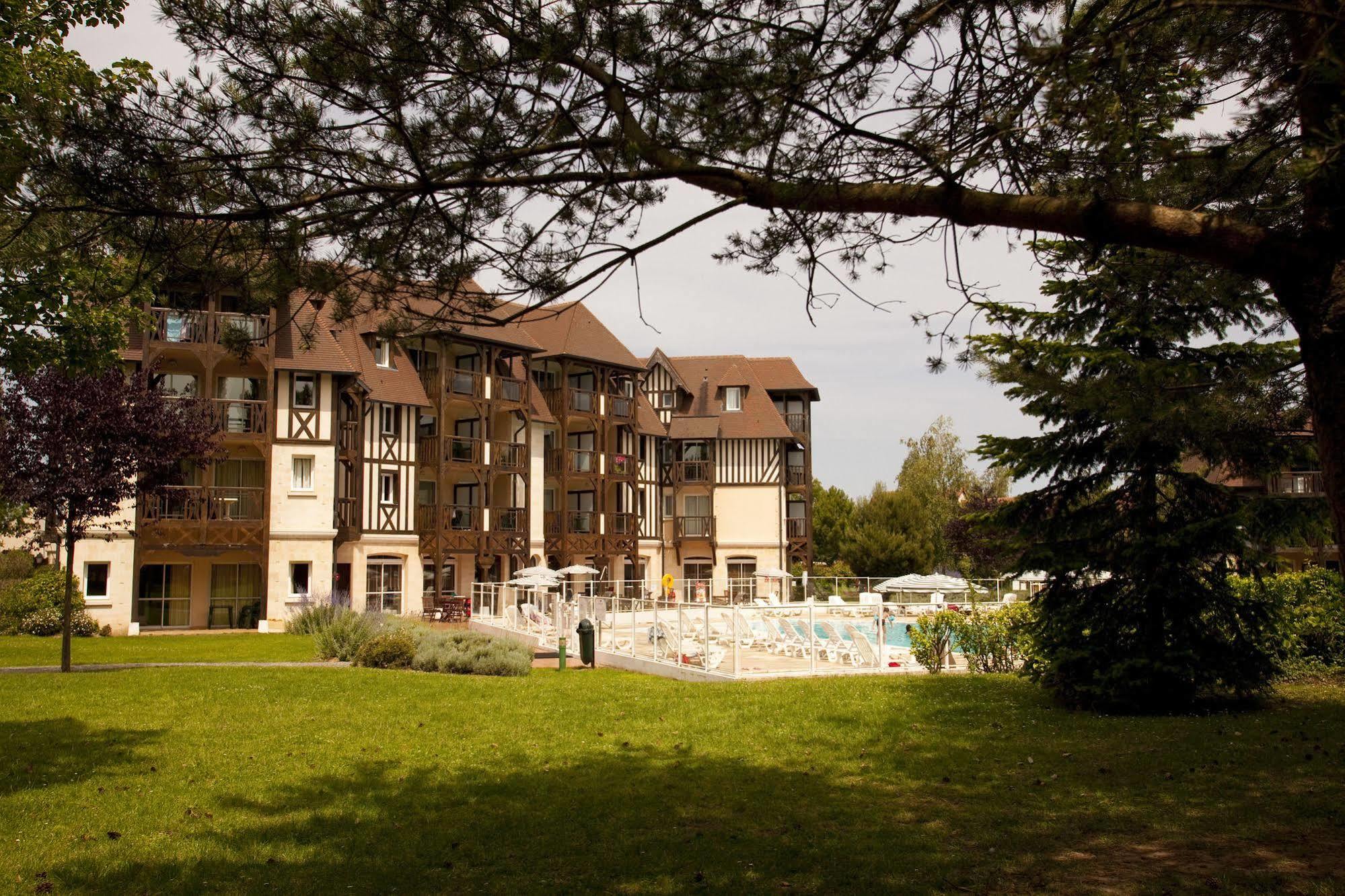 Pierre & Vacances La Residence Du Golf Deauville Bagian luar foto